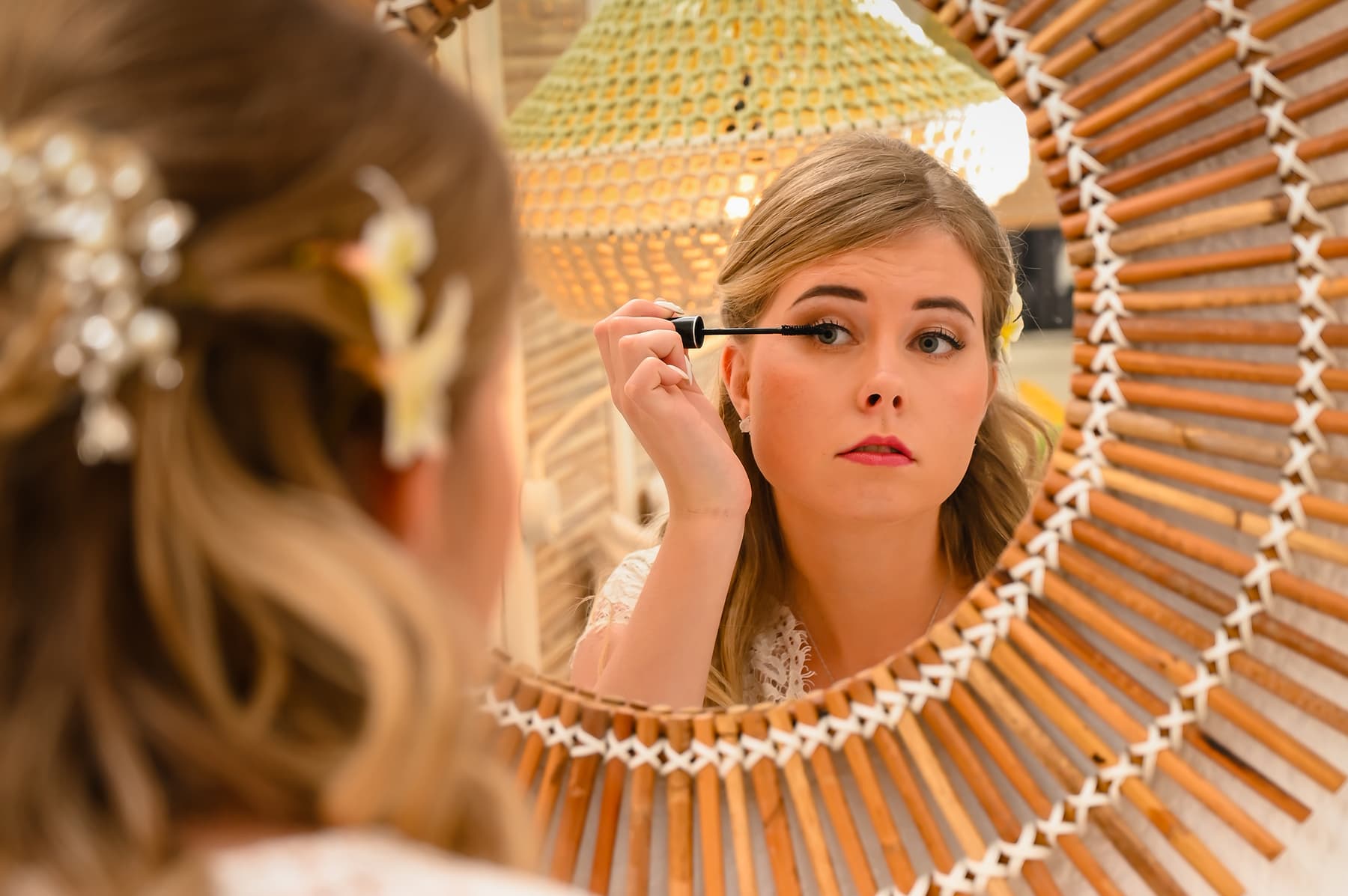 Maquillage et Coiffure Sous les Tropiques : Comment Rester Sublime de 14h à Minuit à 30°C