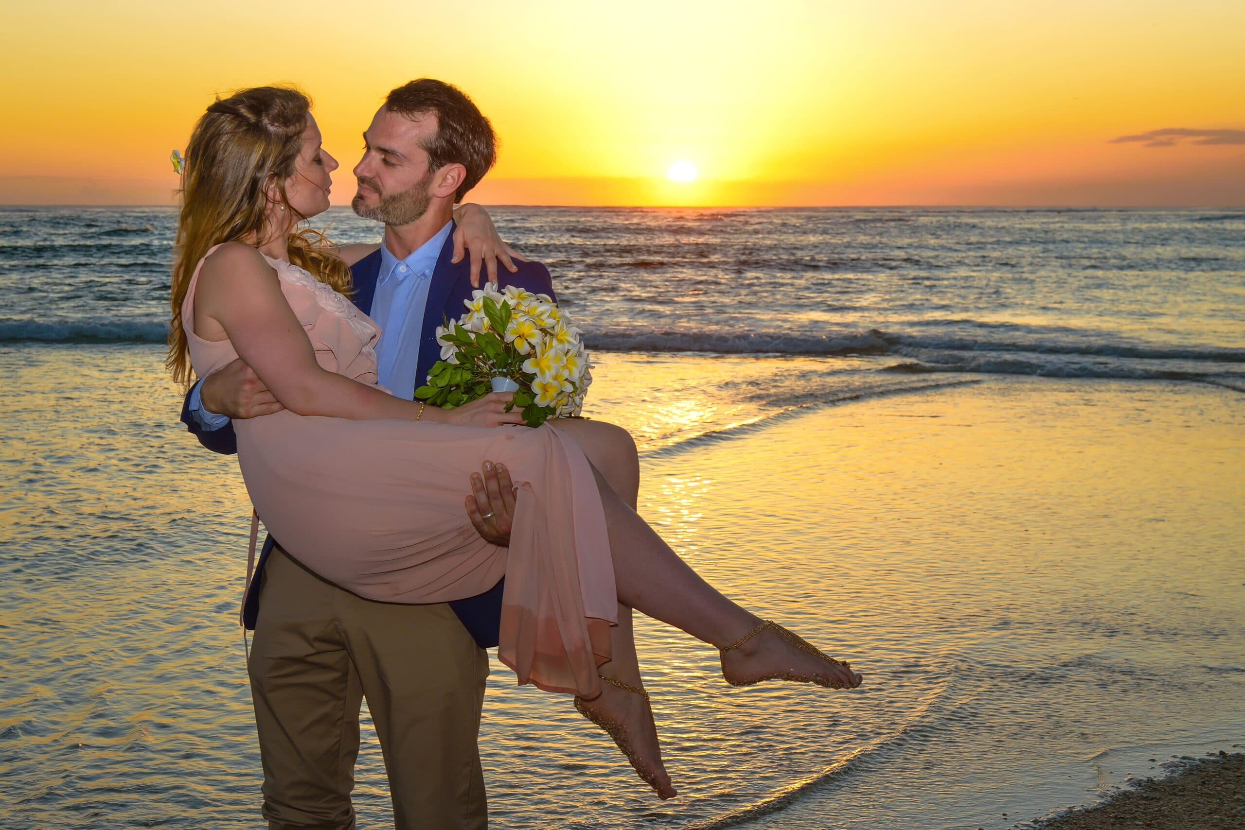 Pourquoi les Couples Brillants Abandonnent les Photos de Mariage Traditionnelles pour les Séances de Lune de Miel (Et Ne Regardent Jamais en Arrière)