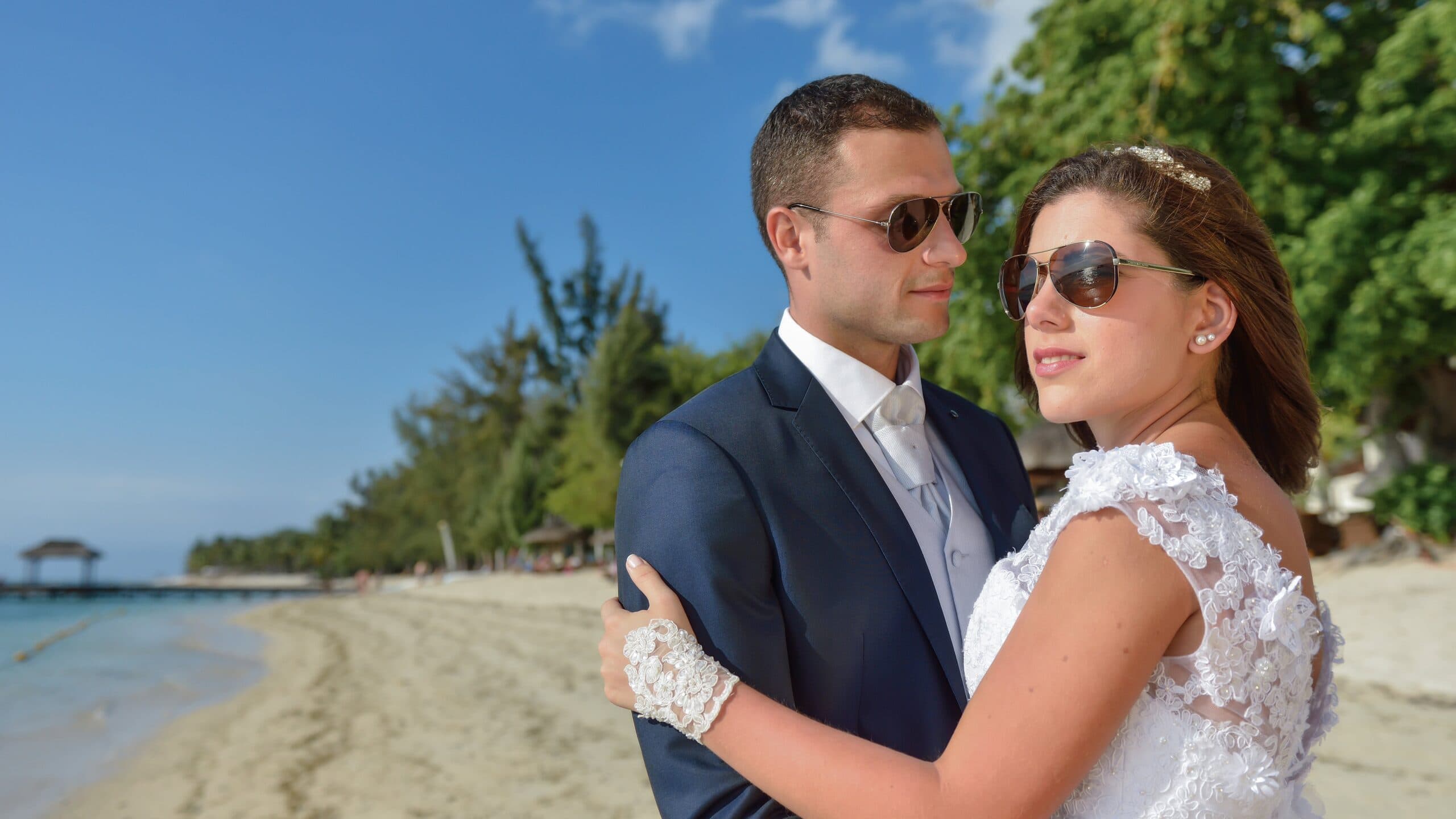 Le Mensonge de l’Heure Dorée: Pourquoi les Règles de Photographie de Mariage Européenne Ne Fonctionnent Pas à Maurice (Et Ce Qui Fonctionne Réellement)